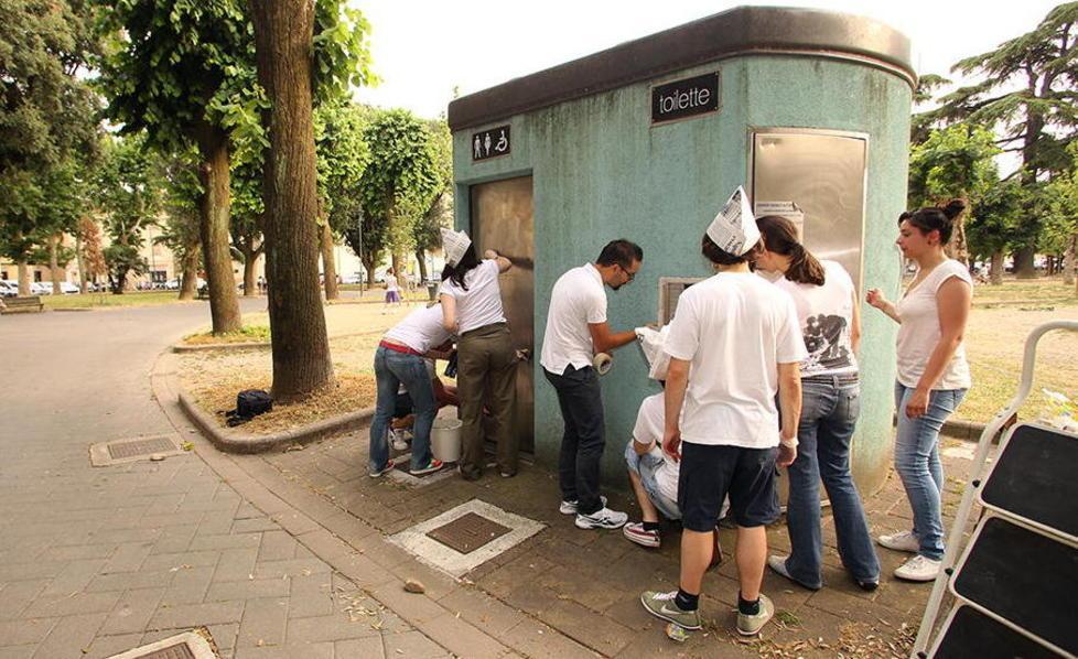 Ora gli studenti sospesi devono ripulire la città 