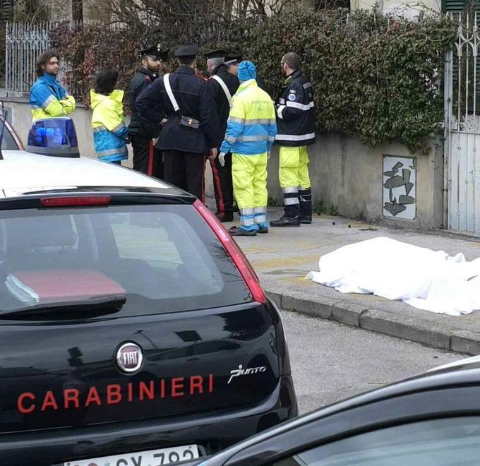 Colta da malore improvviso anziana muore in strada 