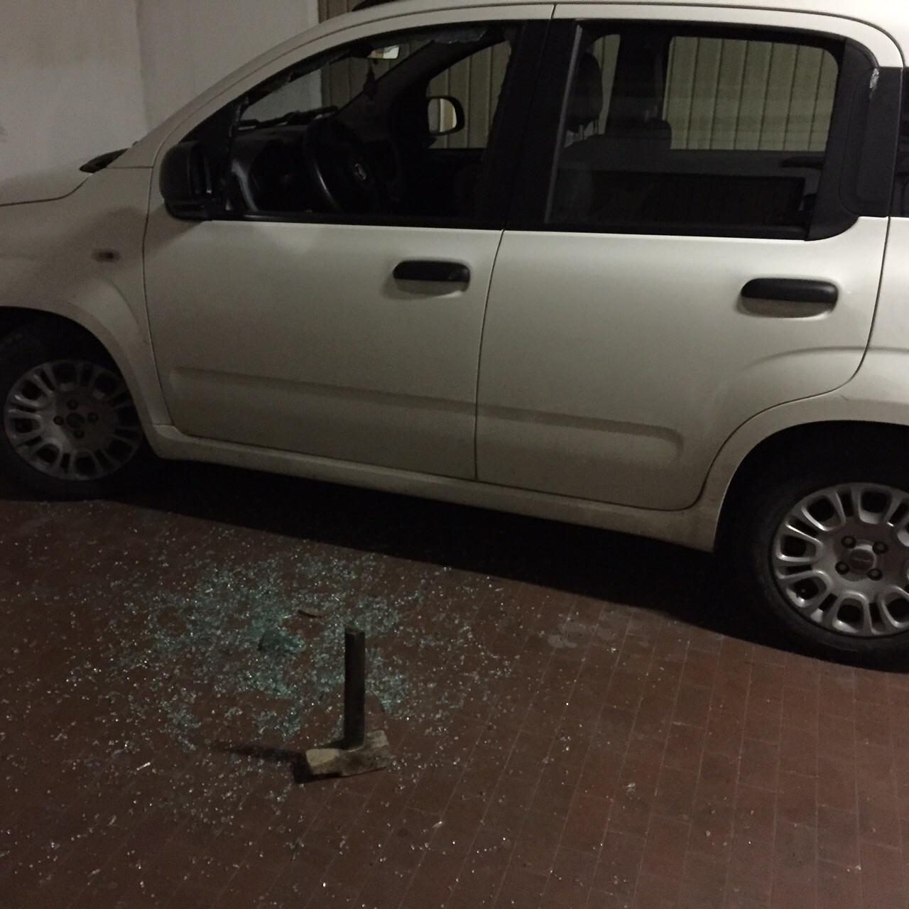 La Panda danneggiata dal ladro in via Arno