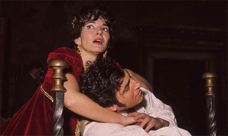 Renato Cioni in una foto con Maria Callas nella Tosca, a Londra (foto d'archivio)