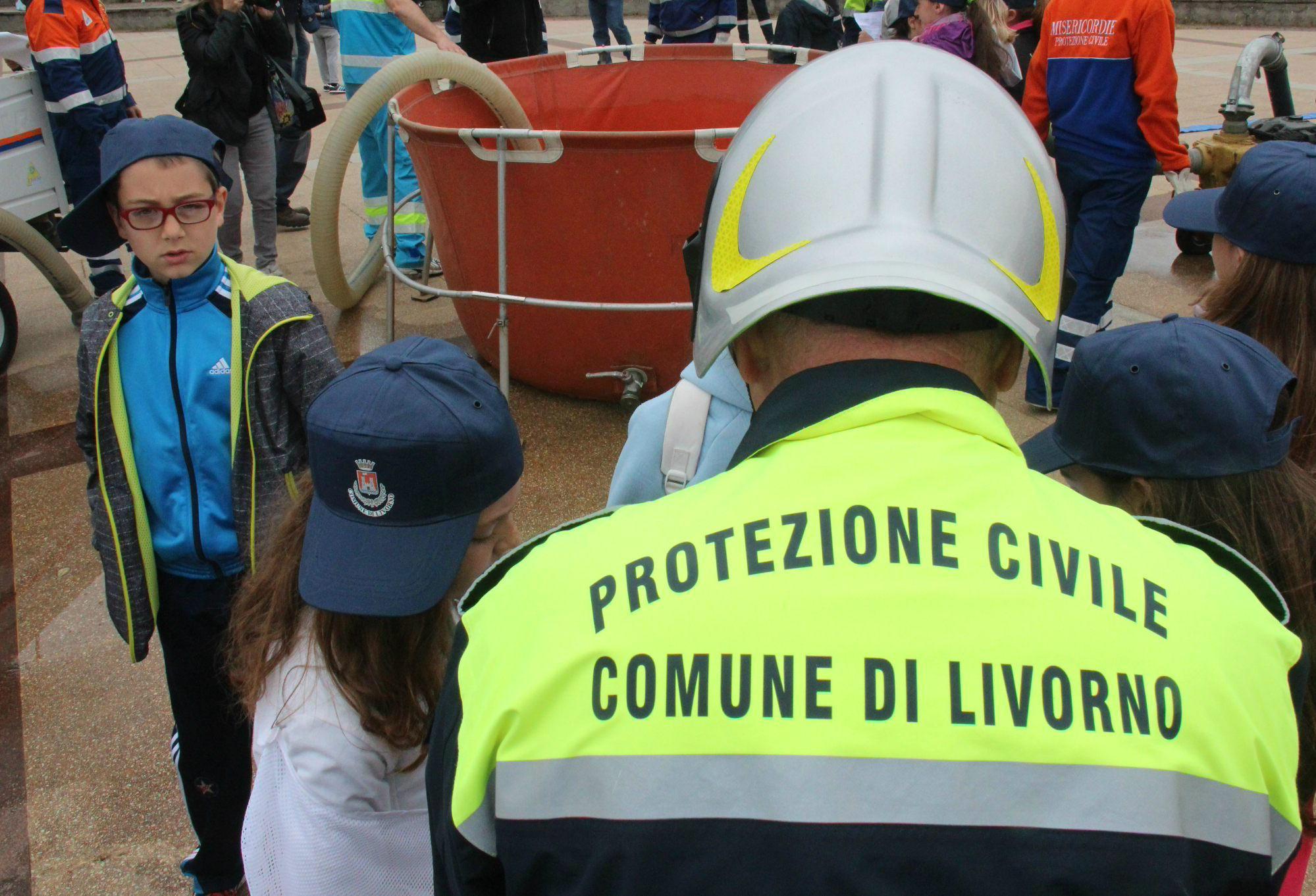 Un tecnico della protezione civile comunale