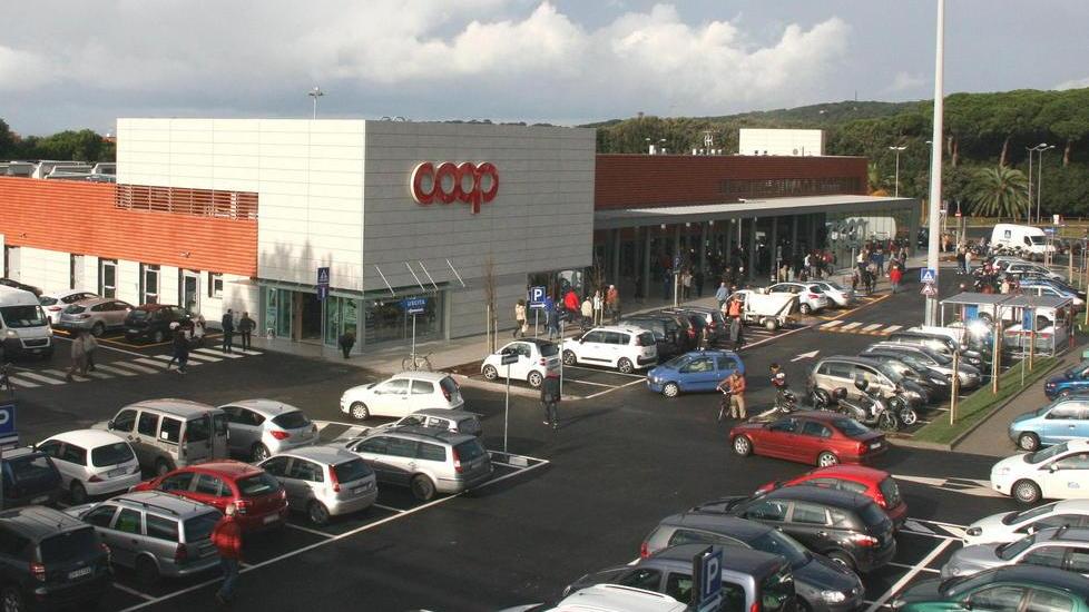 Ammanchi al supermercato Coop, via dirigente