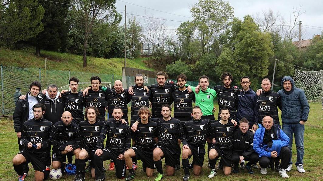 La formazione del Vitolini, Mario Proietti è l'ultimo in basso a destra (foto agenzia Carlo Sestini)