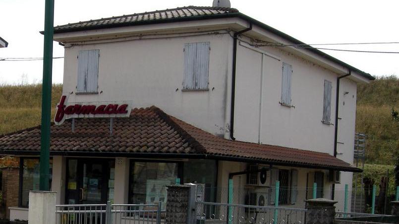 Ladri in farmacia con il piccone