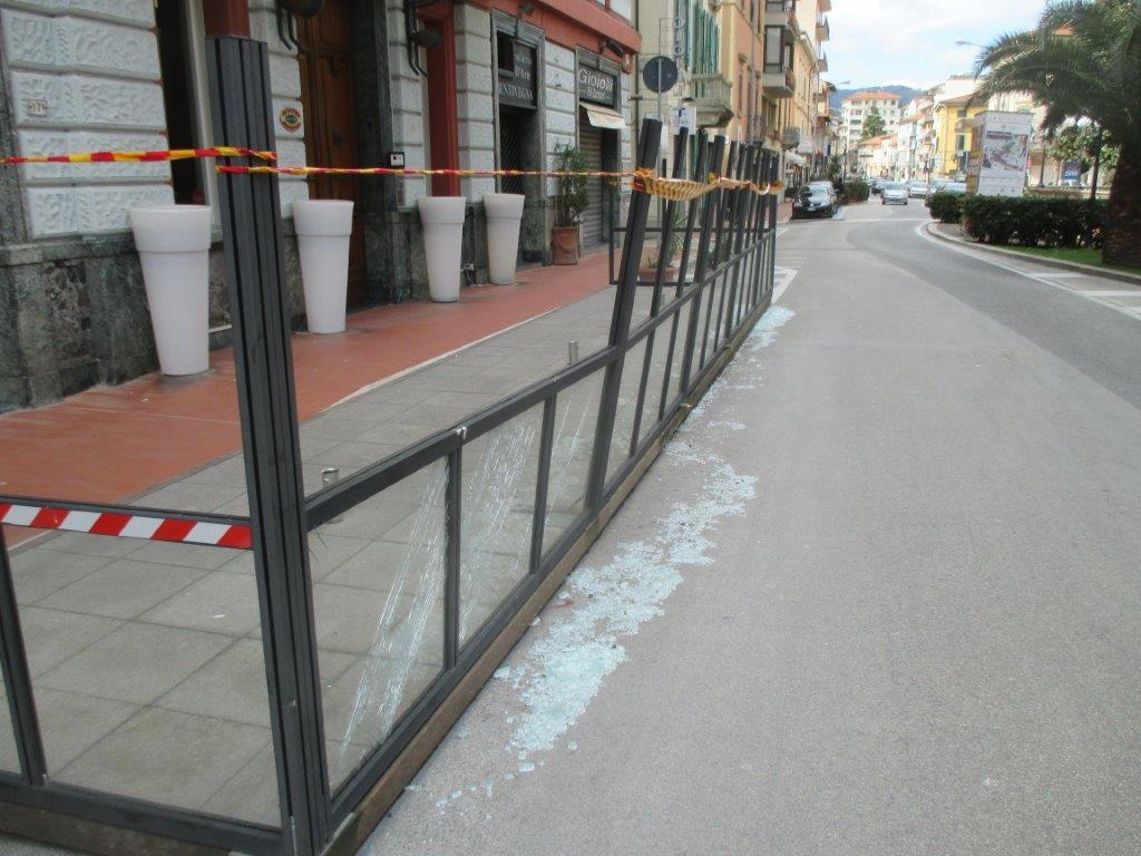 Il gazebo dell'hotel Columbia in corso Roma danneggiato dal vento