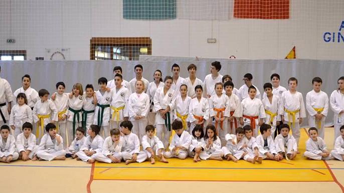 Giovani atleti e istruttori di Okinawa karate Venturina