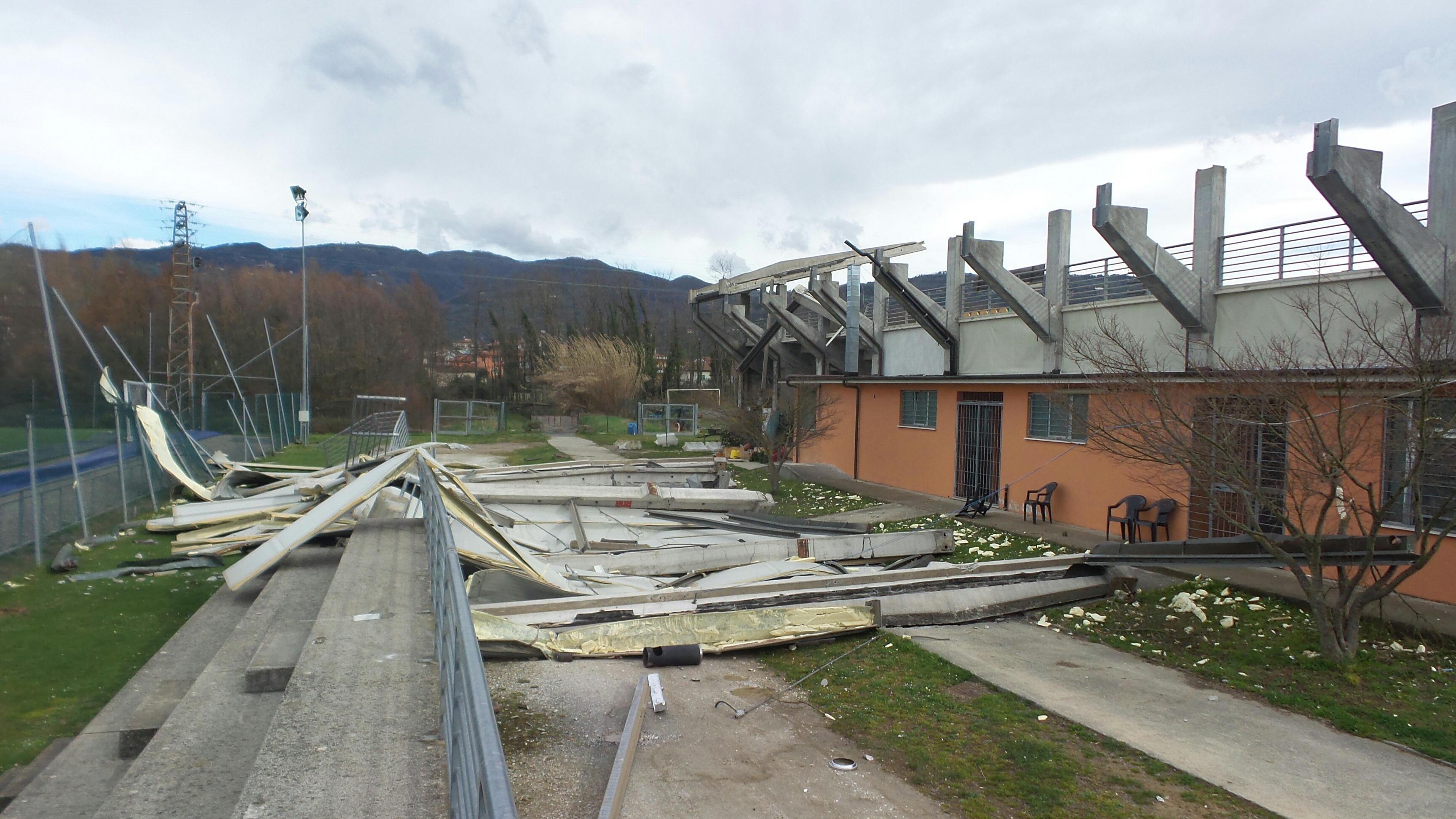 La tribuna dello stadio Brizzi devastata dal vento (Foto Nucci)