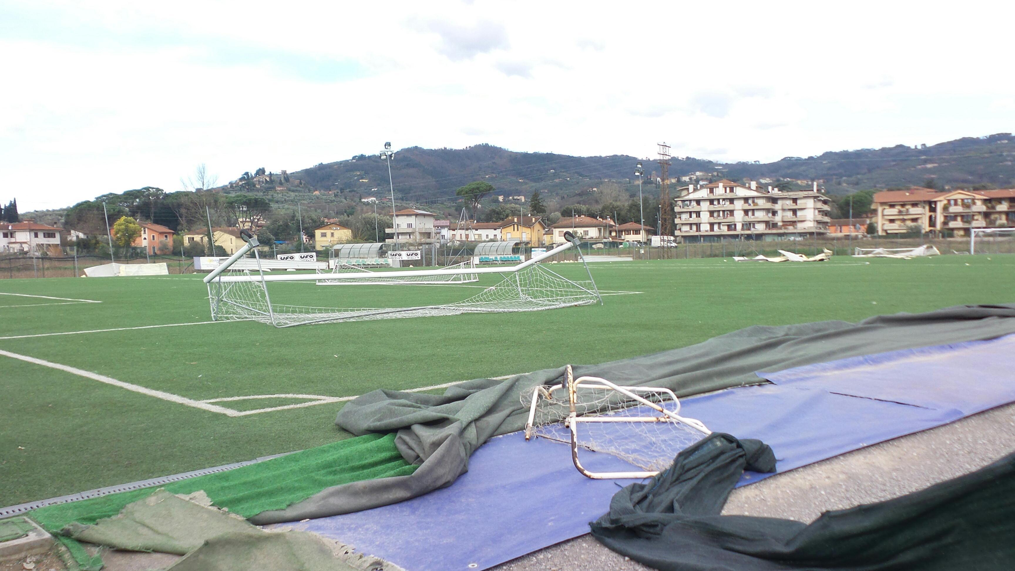 Un'immagine dello stadio Brizzi devastato dal vento (Foto Nucci)