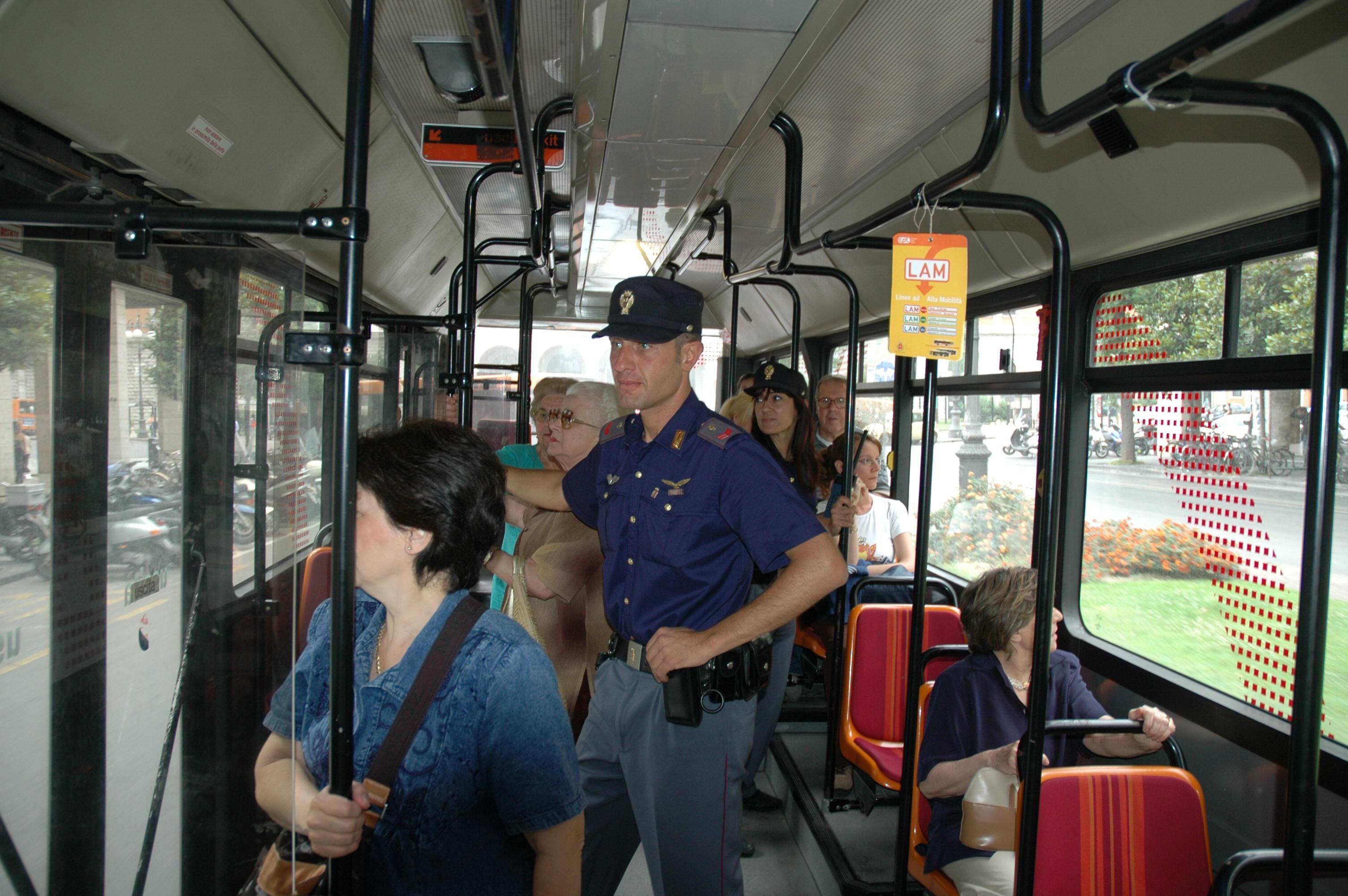 Una pattuglia di agenti a bordo di un bus