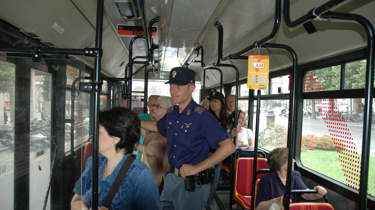 Una pattuglia di agenti a bordo di un bus