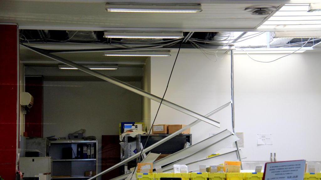 Il vento fa ancora danni: crolla il controsoffitto delle Poste di via Masi