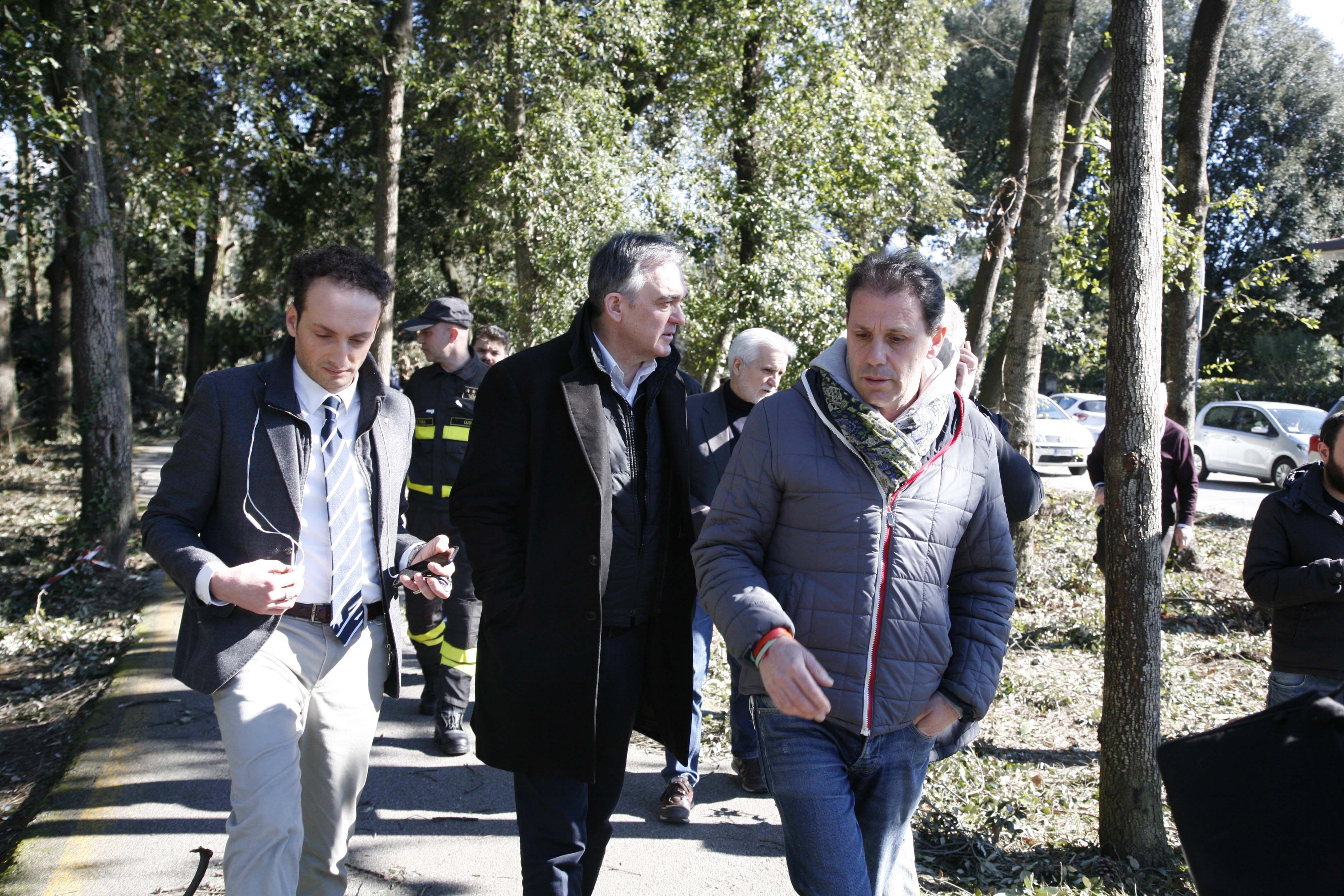 Il governatore Enrico Rossi nel parco della Versiliana