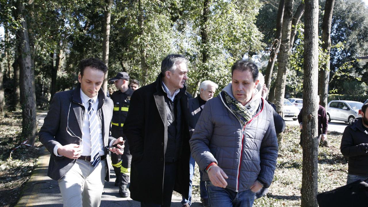 Il governatore Enrico Rossi nel parco della Versiliana