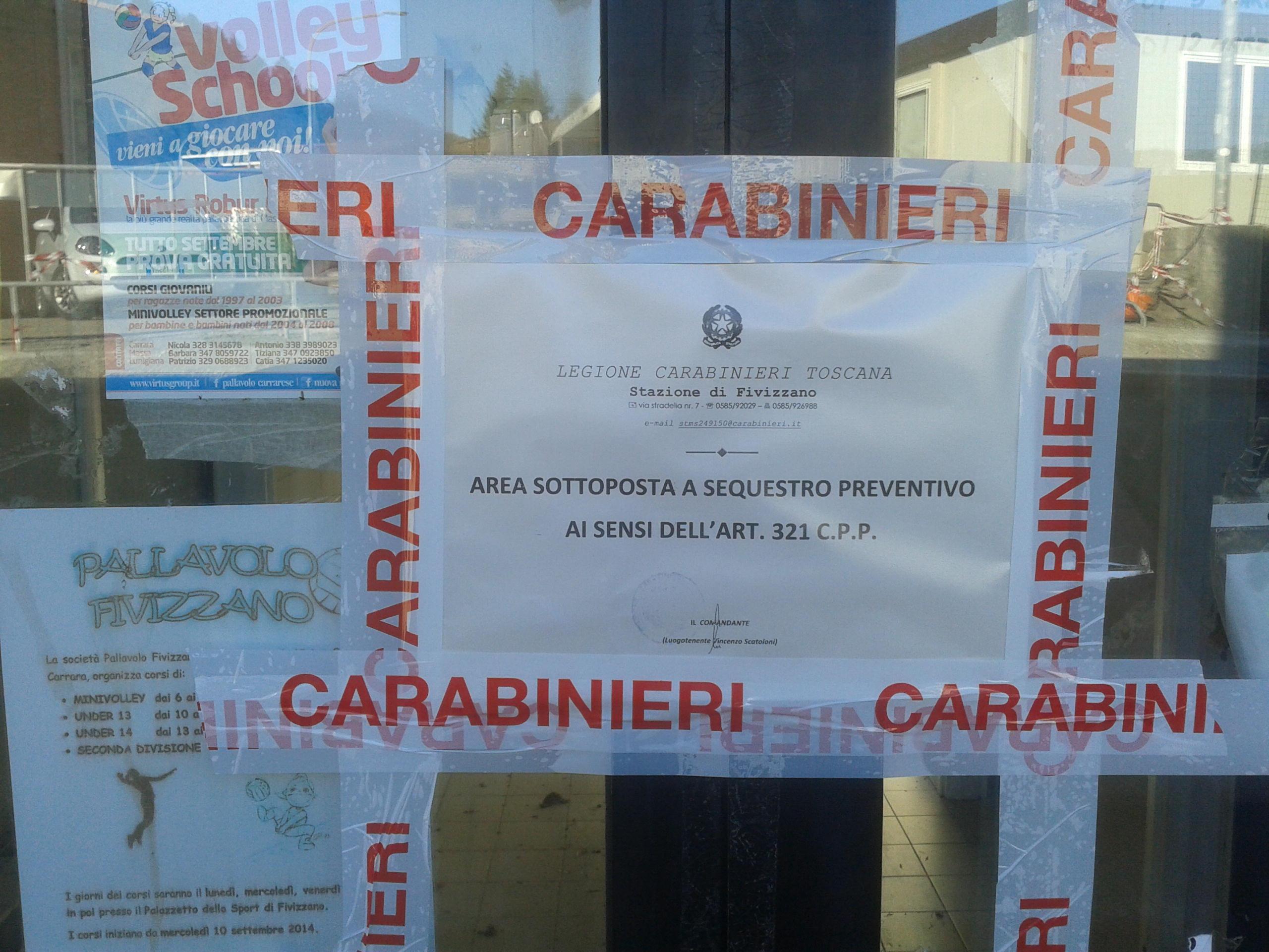 Il cartello di sequestro del palazzetto di Fivizzano