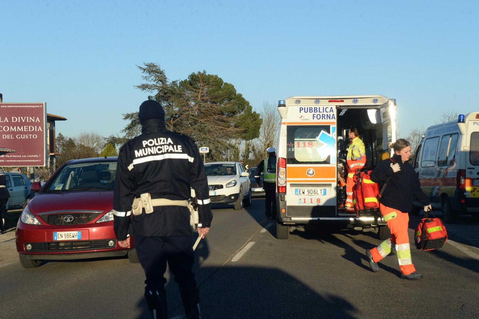 Le auto coinvolte nell'incidente stradale al ponte della Botte (foto Franco Silvi)