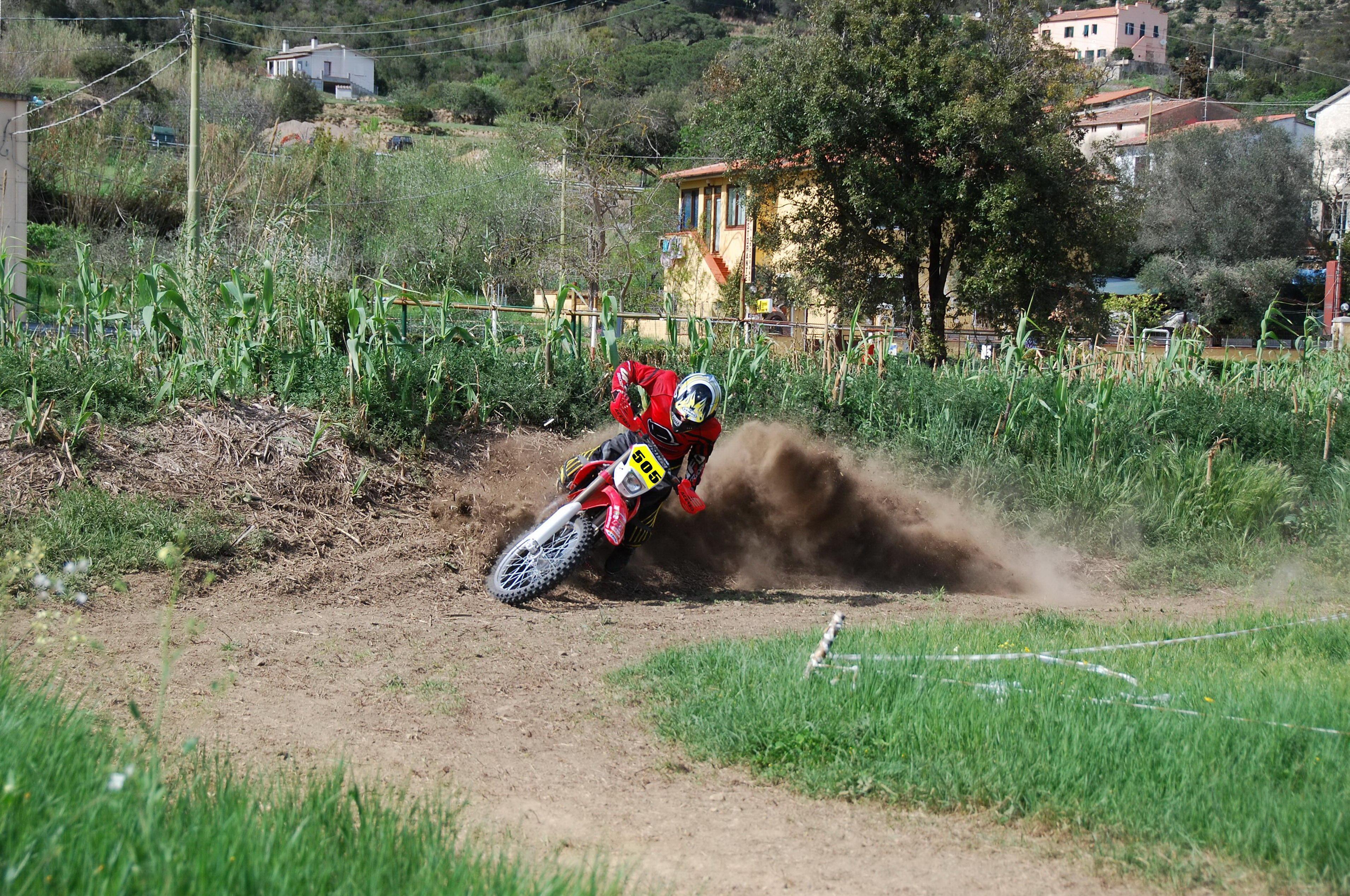 Federico Bardi, tra i concorrenti,  in sella alla sua moto da enduro durante una precedente gara