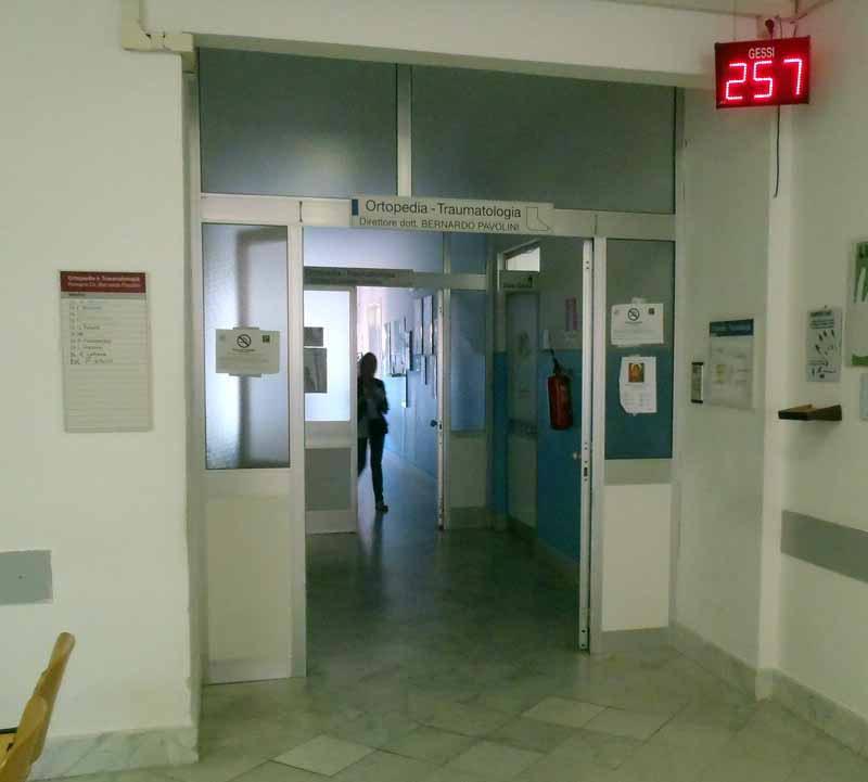 L'ingresso al reparto di ortopedia (foto archivio)