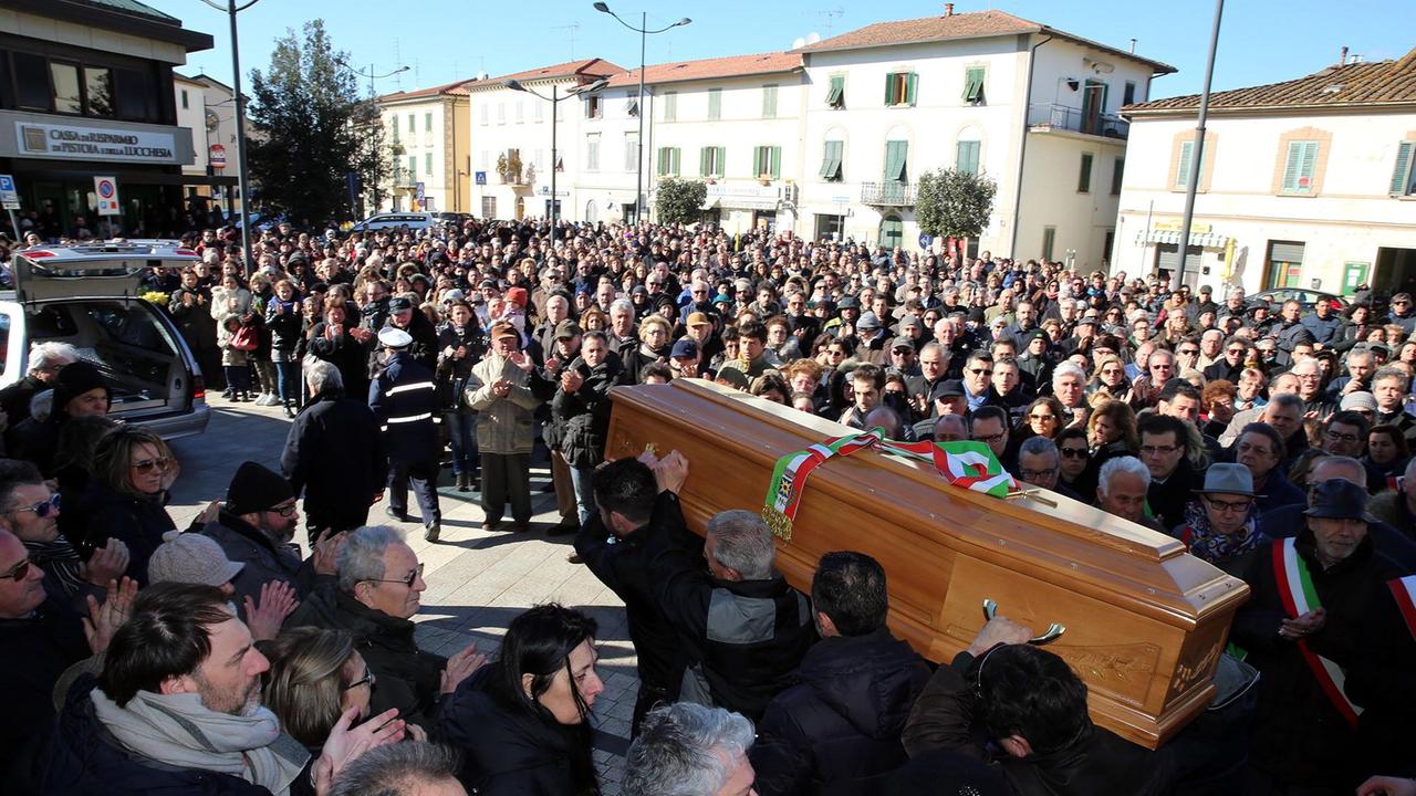 La piazza di Larciano gremita di gente per l'ultimo saluto a Pappalardo (Foto Nucci)