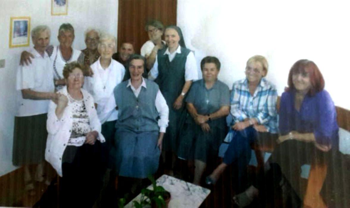 Foto di gruppo al centro donna di Shangai con le suore di San Giuseppe dell'Apparizione (alcune con il velo, altre in abiti civili come suor Grazia Spinello, la prima da sinistra, e suor Teresa Spoletini, la quinta da sinistra)