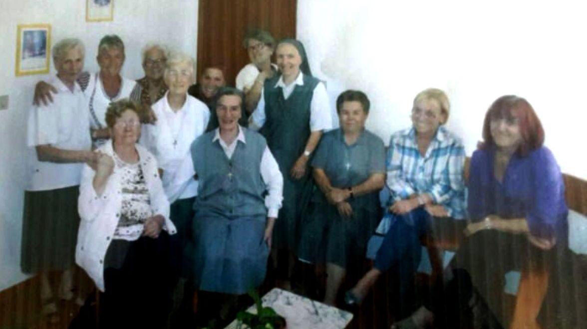 Foto di gruppo al centro donna di Shangai con le suore di San Giuseppe dell'Apparizione (alcune con il velo, altre in abiti civili come suor Grazia Spinello, la prima da sinistra, e suor Teresa Spoletini, la quinta da sinistra)