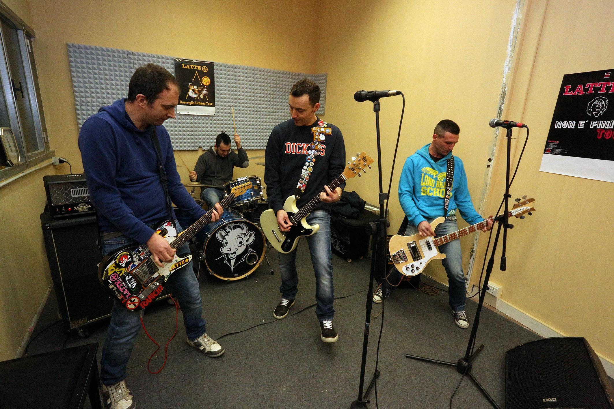 I Latte+ impegnati in sala prove (Foto Agenzia Carlo Sestini)