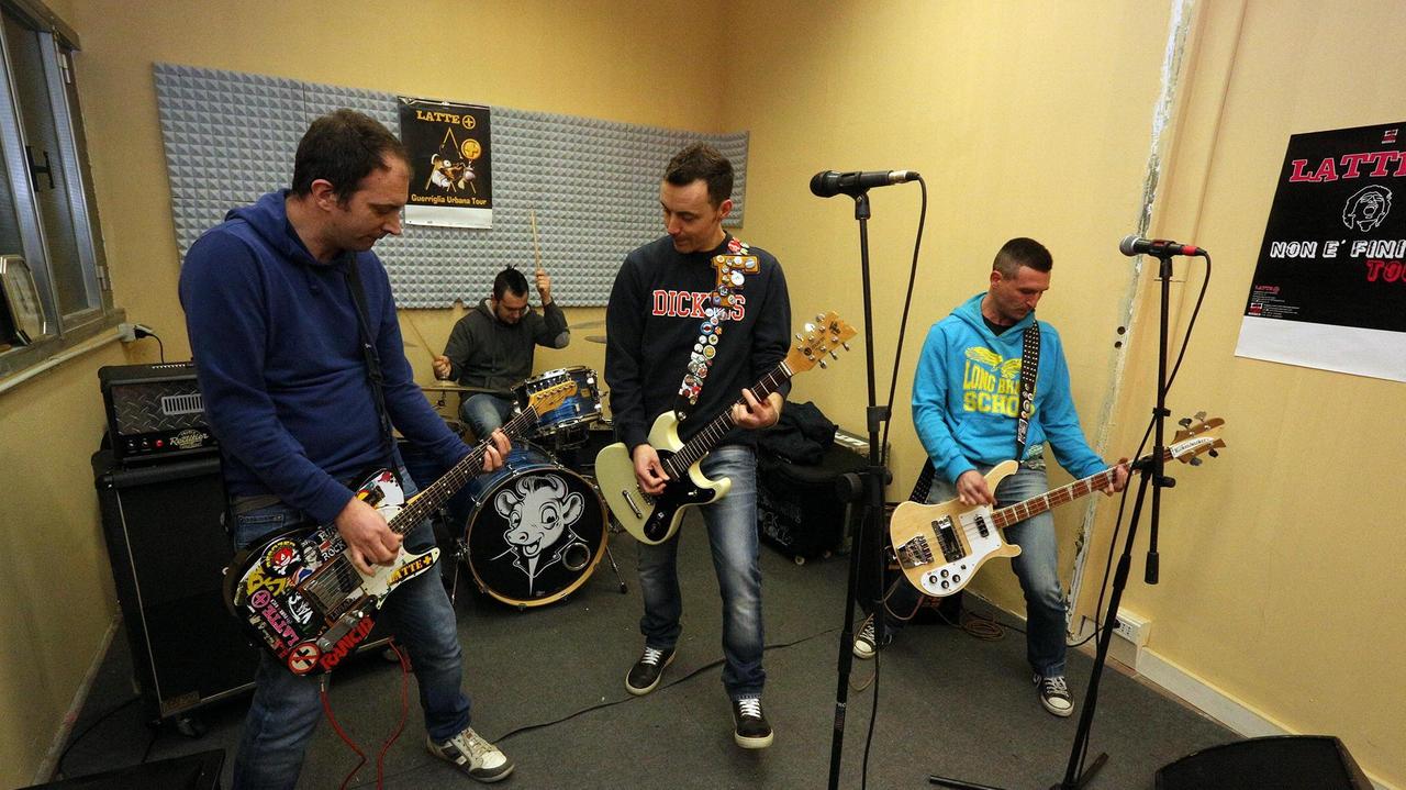I Latte+ impegnati in sala prove (Foto Agenzia Carlo Sestini)
