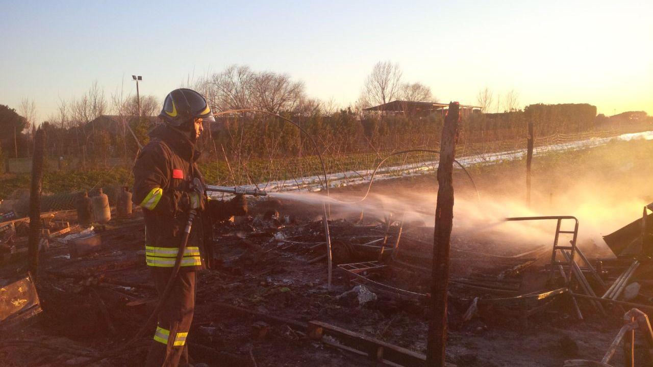 Le operazioni di spegnimento dell'incendio in via di Stieta