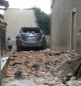 Spazzata via parte del tetto di una casa 