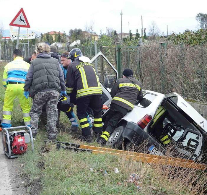 Automobilista perde il controllo e finisce nel fosso