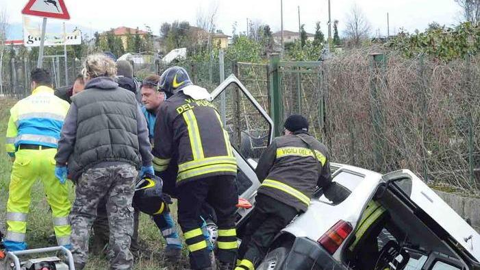 Automobilista perde il controllo e finisce nel fosso