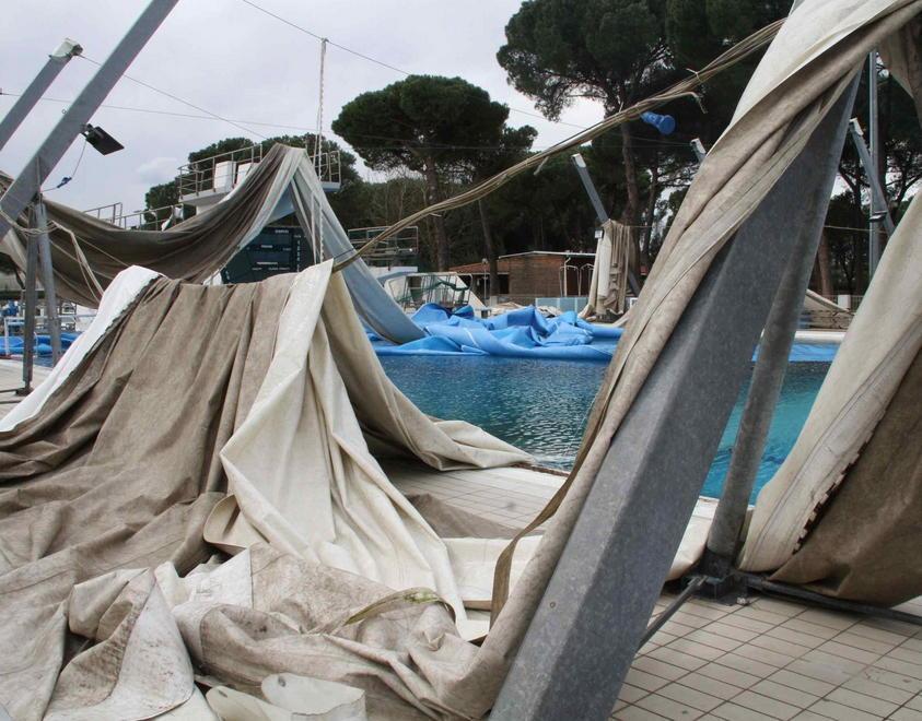 Devastata la piscina Il vento spazza via gli impianti sportivi 