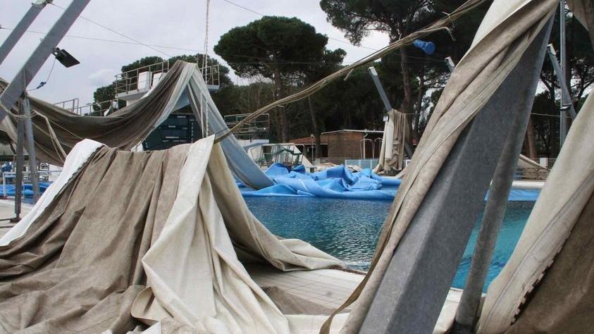 Devastata la piscina Il vento spazza via gli impianti sportivi