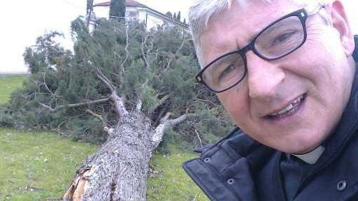 Il selfie in rima di don sergio, il parroco 2.0