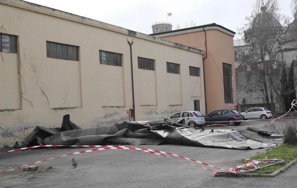 Itis, salta la guaina dal tetto della palestra 