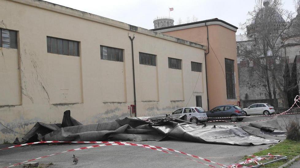 Itis, salta la guaina dal tetto della palestra