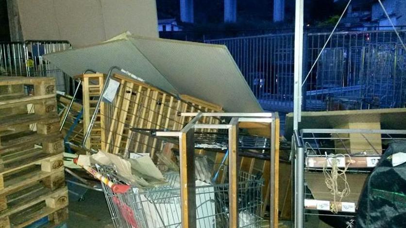 Il vento sfonda le porte del supermercato