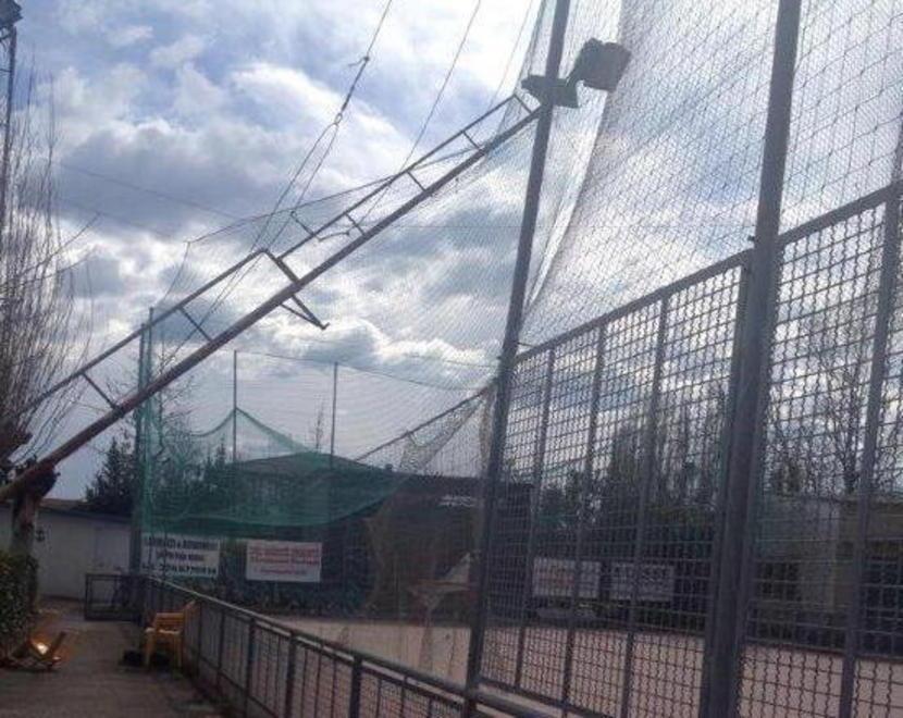 Palo della luce crolla sulla pista di hockey dei fratelli Bertolucci 