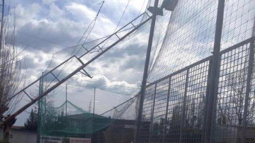 Palo della luce crolla sulla pista di hockey dei fratelli Bertolucci
