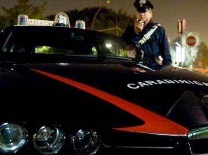 Picchia la compagna e la figlia di lei: arrestato un trentenne