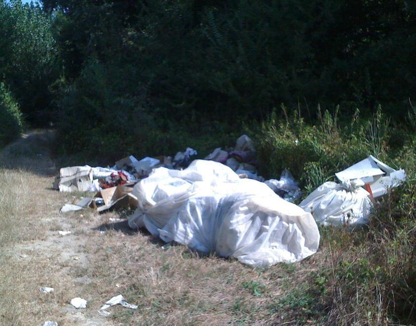 Discarica a cielo aperto lungo la Via dell’Acqua 