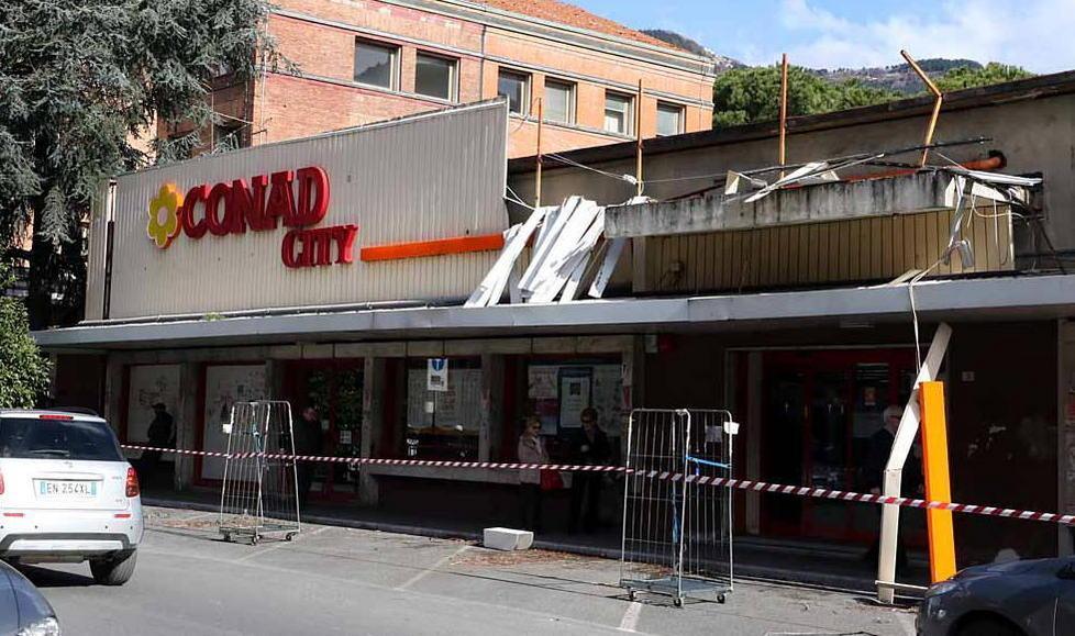 in viale democrazia: facciata divelta