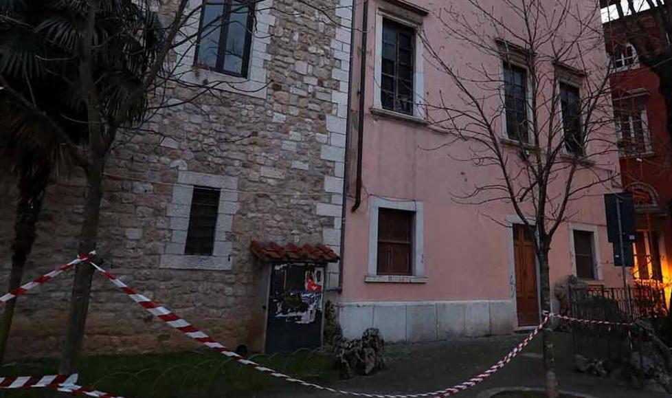  finestre e una porta antica rotta all’accademia di belle arti 