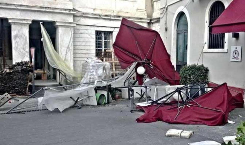 Danni a locali, spazzati via gli ombrelloni del Fuori porta