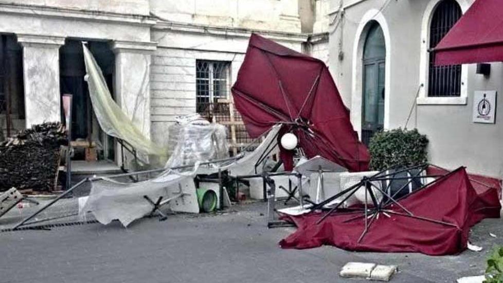 Danni a locali, spazzati via gli ombrelloni del Fuori porta