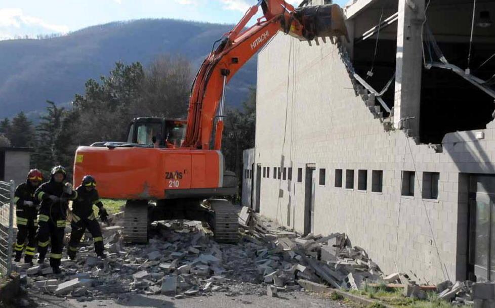 Crolla il palazzetto terrore a Fivizzano 