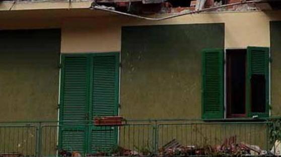 Crolla il soffitto: palazzina evacuata a Montignoso
