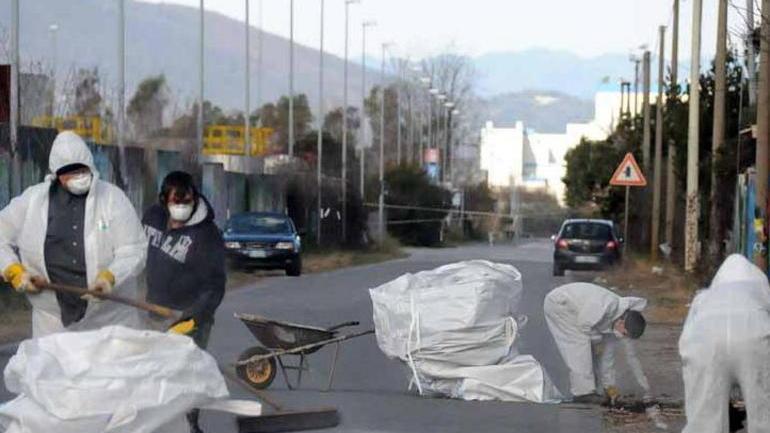 Volano le coperture di alcuni capannoni, è allarme amianto