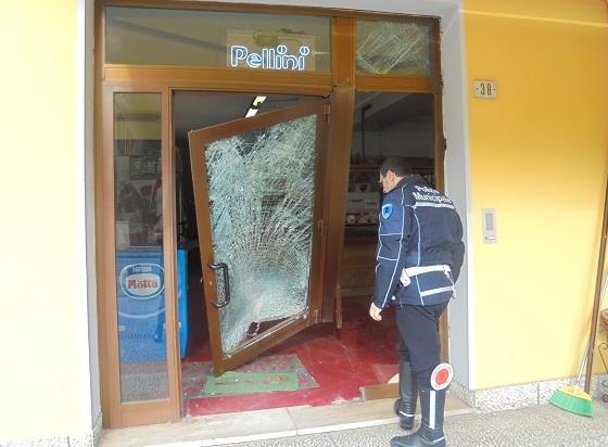 Cortile insorge contro i furti e chiede più attenzione