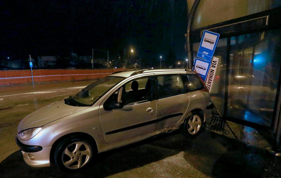 Modena, si schianta con l’auto e scappa 