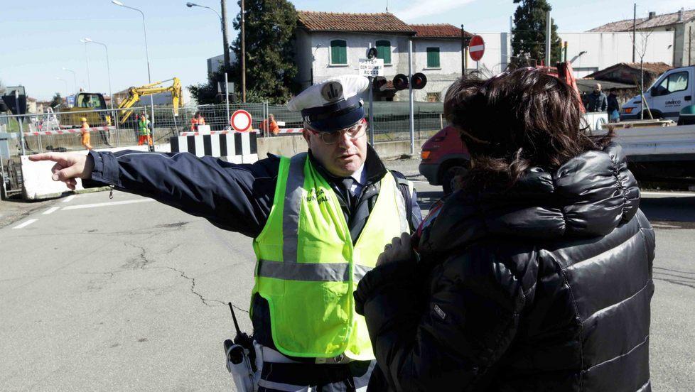 Chiusa via Martiri, fra mugugni e disagi 
